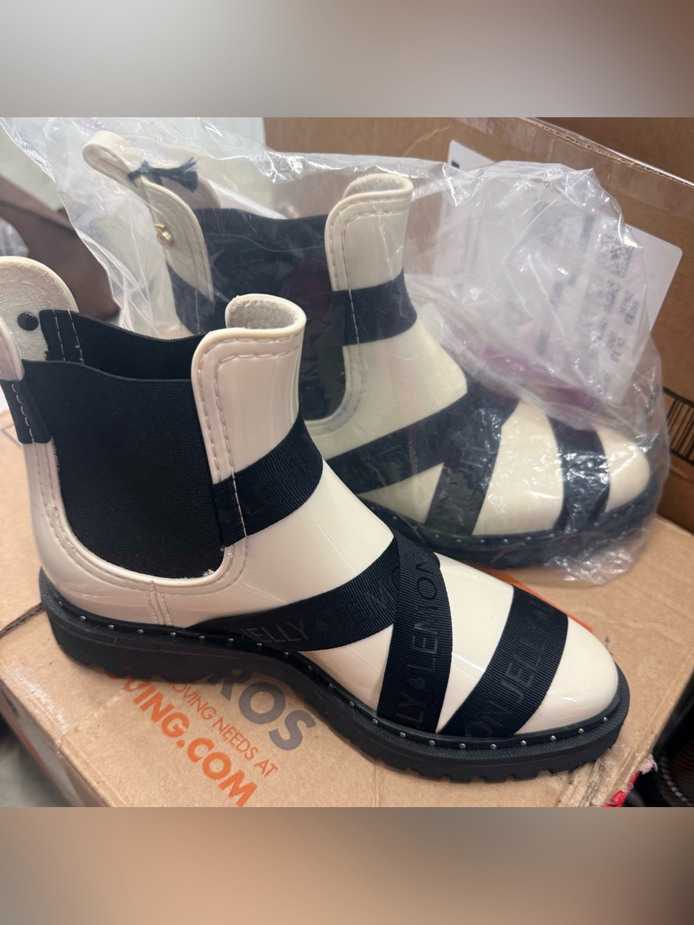 NWOB Women's Lemon Jelly Cream & Black Elastic Strap Chelsea Rubber Boot size 9
